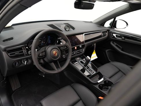 Certified 2026 Porsche Macan AWD/4WD image 4