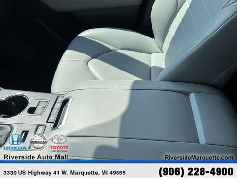 Used 2021 Toyota Highlander XLE AWD/4WD image 20