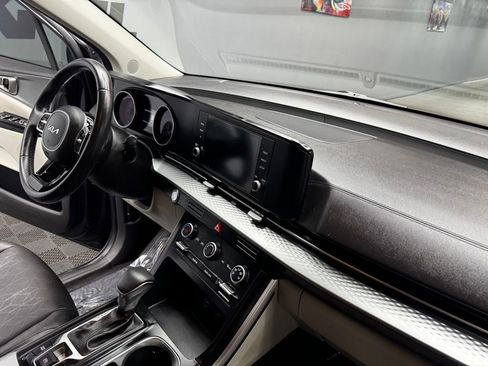 Used 2024 Kia Carnival LX FWD image 51