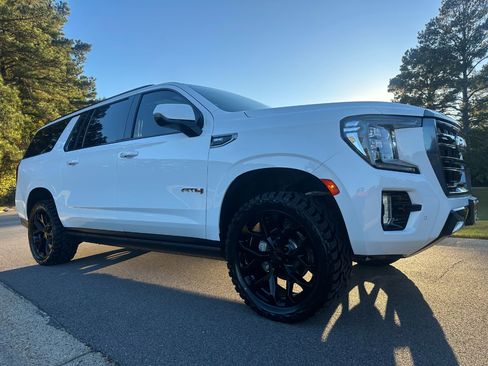 Used 2022 GMC Yukon XL AT4 image 3