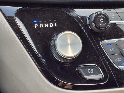 Used 2023 Chrysler Pacifica Touring-L image 15