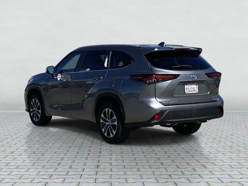 Certified 2025 Toyota Highlander XLE image 4