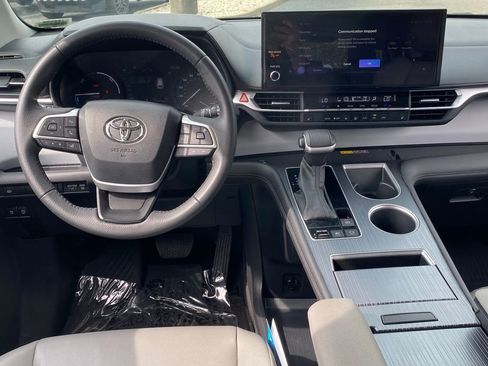 Used 2025 Toyota Sienna XLE FWD image 10