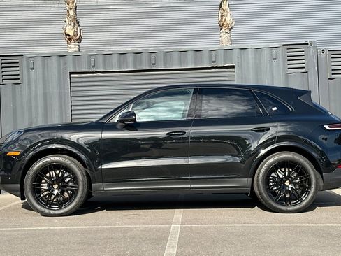 Used 2025 Porsche Cayenne image 2