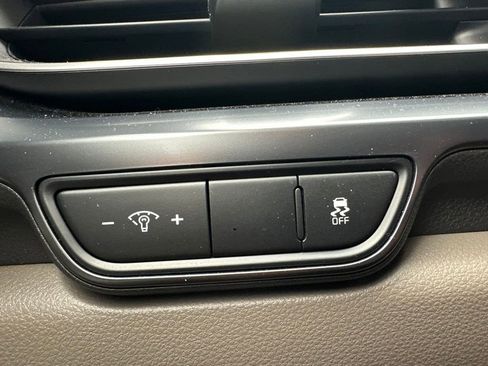 Used 2025 Kia Carnival FWD image 19