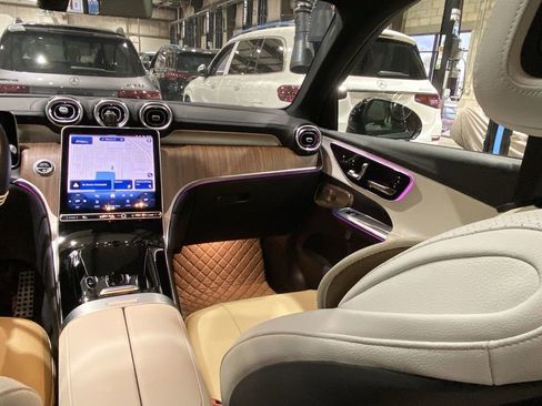 Used 2025 Mercedes-Benz GLC 300 4MATIC image 4