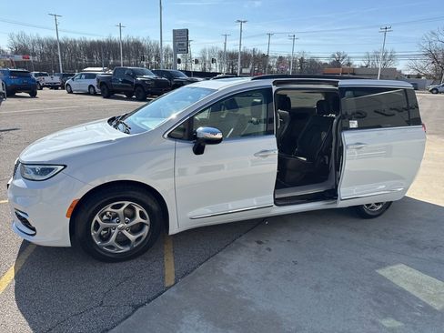 Used 2023 Chrysler Pacifica Limited FWD image 33