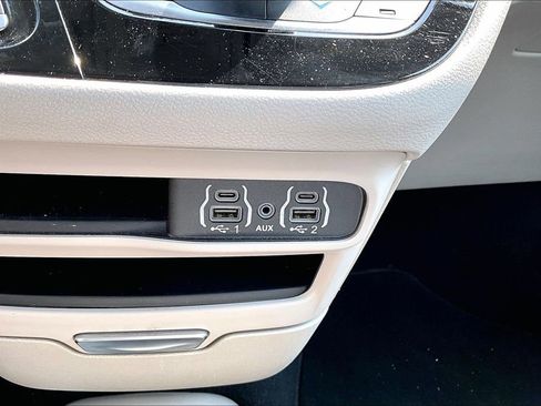 Used 2024 Chrysler Pacifica Touring-L FWD image 17