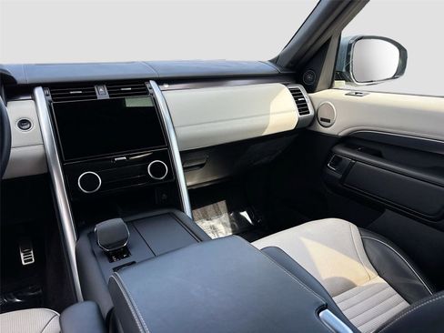 Used 2024 Land Rover Discovery Metropolitan Edition AWD/4WD image 24