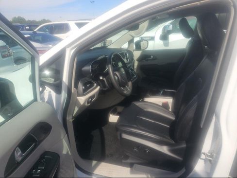 Used 2024 Chrysler Pacifica Touring-L w/ Road Tripper Package FWD image 7