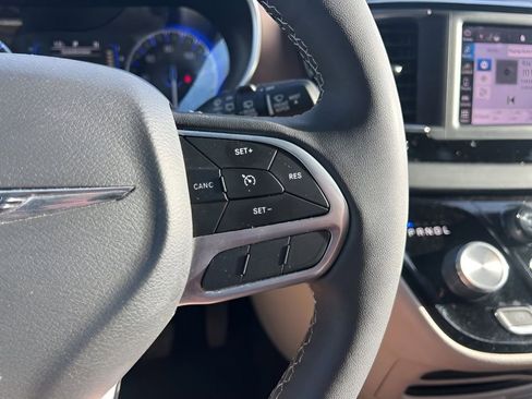 Used 2023 Chrysler Voyager LX image 24