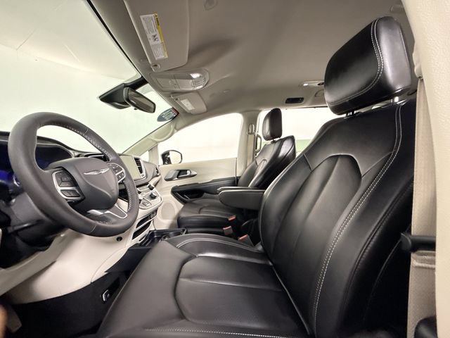 Used 2024 Chrysler Pacifica Touring-L FWD image 6
