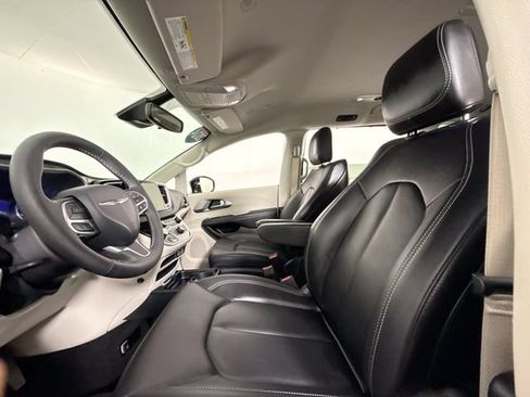 Used 2024 Chrysler Pacifica Touring-L FWD image 6
