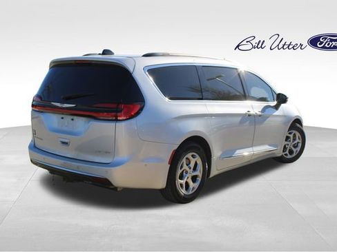 Used 2023 Chrysler Pacifica Limited image 5