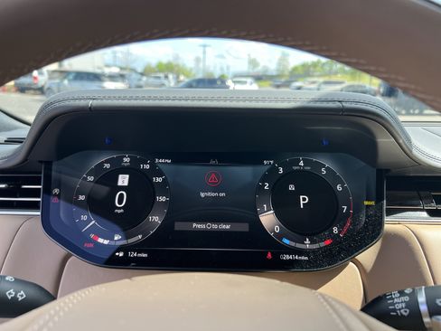 Used 2024 Land Rover Range Rover Long Wheelbase SE image 24