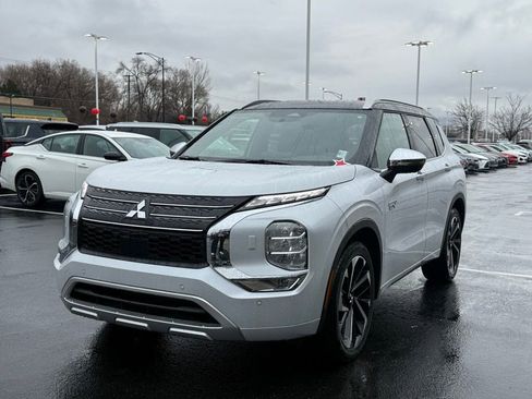 Used 2025 Mitsubishi Outlander SEL image 3