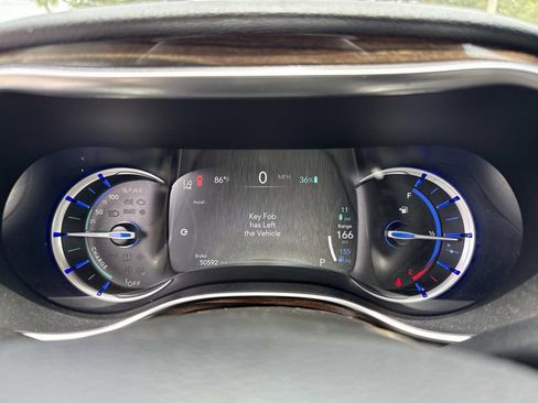 Used 2023 Chrysler Pacifica Limited FWD image 40