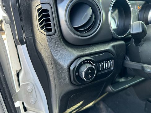 Used 2022 Jeep Gladiator Sport image 10