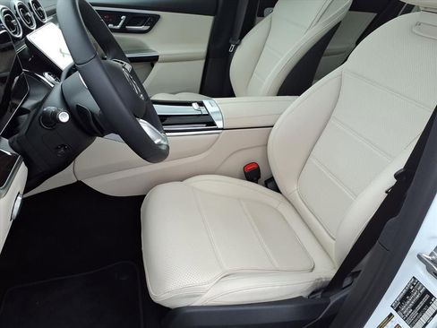 Used 2024 Mercedes-Benz GLC 300 4MATIC image 5