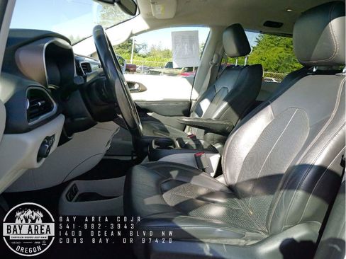 Used 2019 Chrysler Pacifica Touring-L image 10