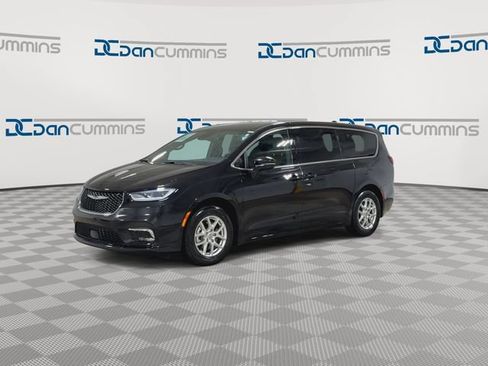 Used 2025 Chrysler Pacifica Select FWD image 4