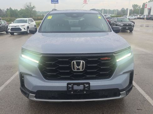Used 2025 Honda Pilot TrailSport image 2