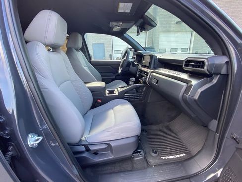 Used 2025 Toyota Tacoma SR5 AWD/4WD image 26