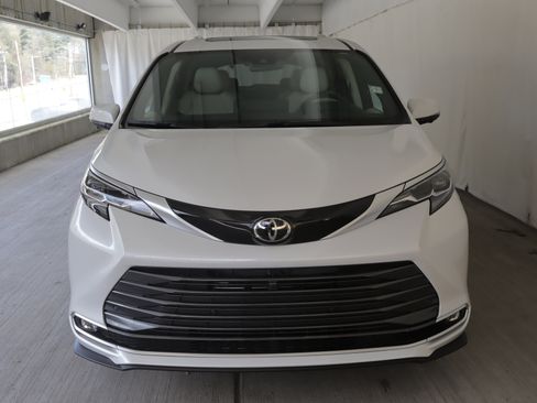 New 2026 Toyota Sienna Platinum AWD/4WD image 4