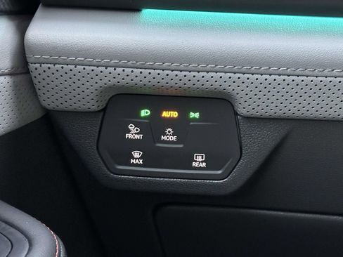 Used 2025 Volkswagen Atlas Peak Edition SE image 23