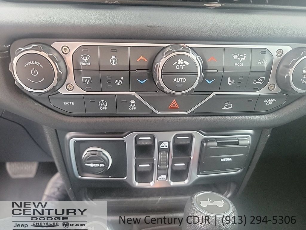 Used 2026 Jeep Wrangler Unlimited Sahara AWD/4WD image 14