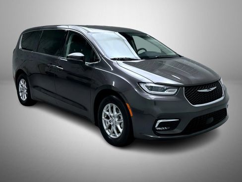 Used 2023 Chrysler Pacifica Touring-L FWD image 3