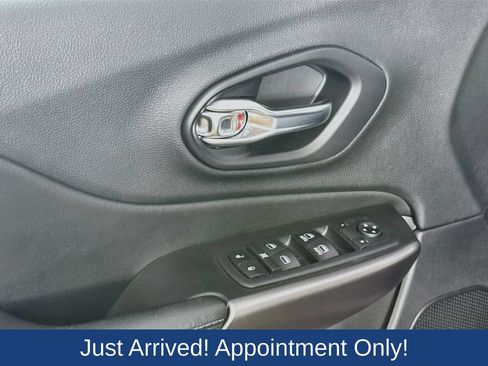 Used 2019 Jeep Cherokee Latitude Plus w/ Comfort/Convenience Group AWD/4WD image 20
