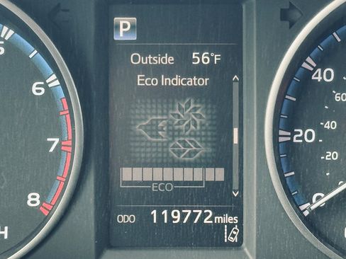 Used 2018 Toyota RAV4 LE image 14