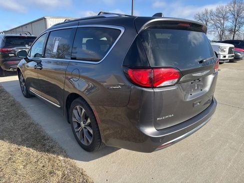 Used 2017 Chrysler Pacifica Limited w/ UConnect Theater Package image 2