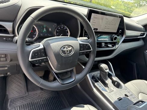 Used 2024 Toyota Highlander XLE FWD image 9