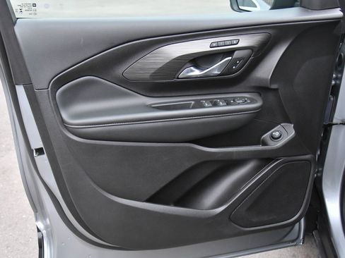 Used 2024 GMC Terrain SLT image 14