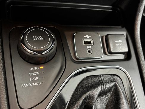 Used 2021 Jeep Cherokee Limited AWD/4WD image 19