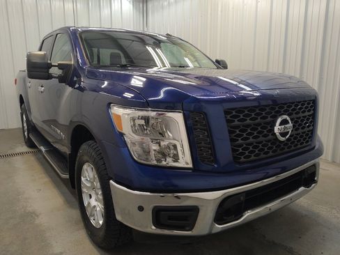 Used 2019 Nissan Titan SV w/ SV Convenience Package AWD/4WD image 13