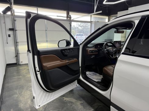 Used 2023 Lincoln Aviator Reserve w/ Jet Appearance Package AWD/4WD image 8