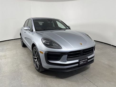 Certified 2025 Porsche Macan image 9