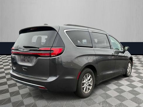 Used 2022 Chrysler Pacifica Touring-L image 4
