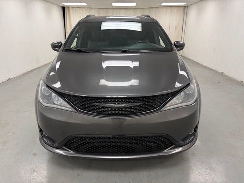 Used 2019 Chrysler Pacifica Touring-L Plus w/ S Appearance Package FWD image 9