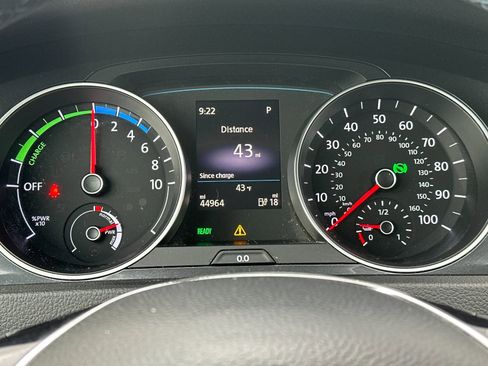 Used 2019 Volkswagen e-Golf SE w/ Driver Assistance Package image 24