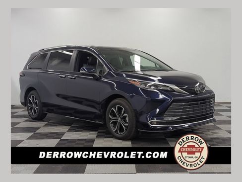 Used 2026 Toyota Sienna Platinum AWD/4WD image 1