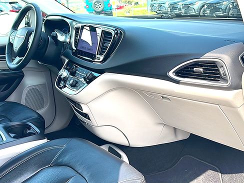 Used 2022 Chrysler Pacifica Touring-L image 24