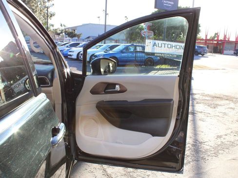 Used 2020 Chrysler Voyager Lxi image 3