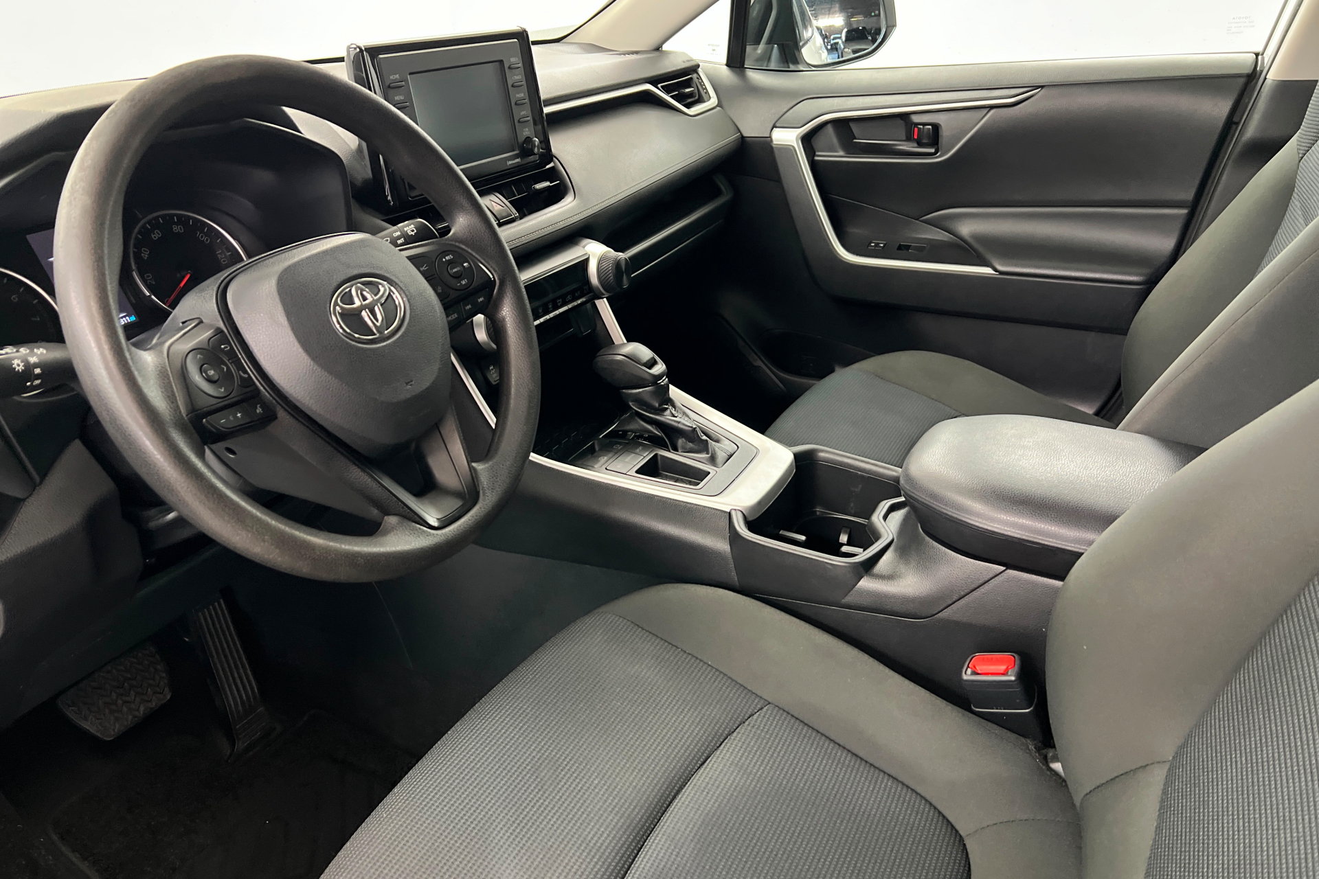 Used 2022 Toyota RAV4 LE FWD image 16