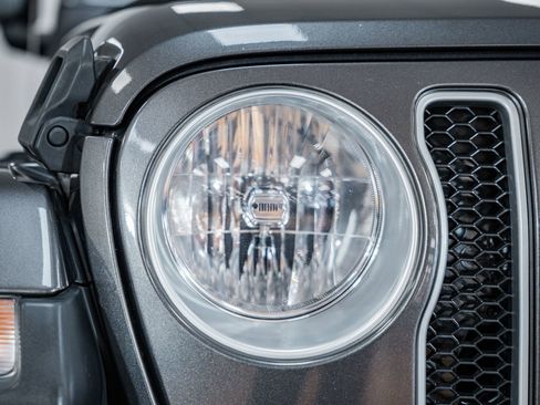 Used 2018 Jeep Wrangler Unlimited Sahara image 9