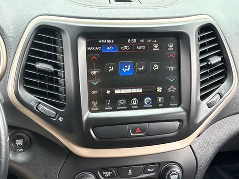Used 2017 Jeep Cherokee Latitude w/ Comfort/Convenience Group FWD image 28