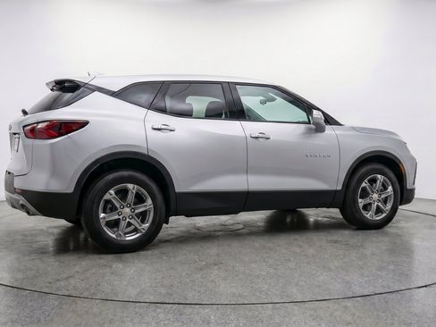 Used 2025 Chevrolet Blazer LT FWD image 9